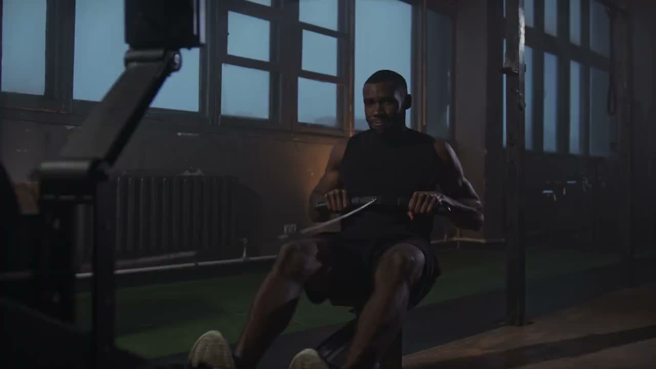 Entraînement au rameur en salle